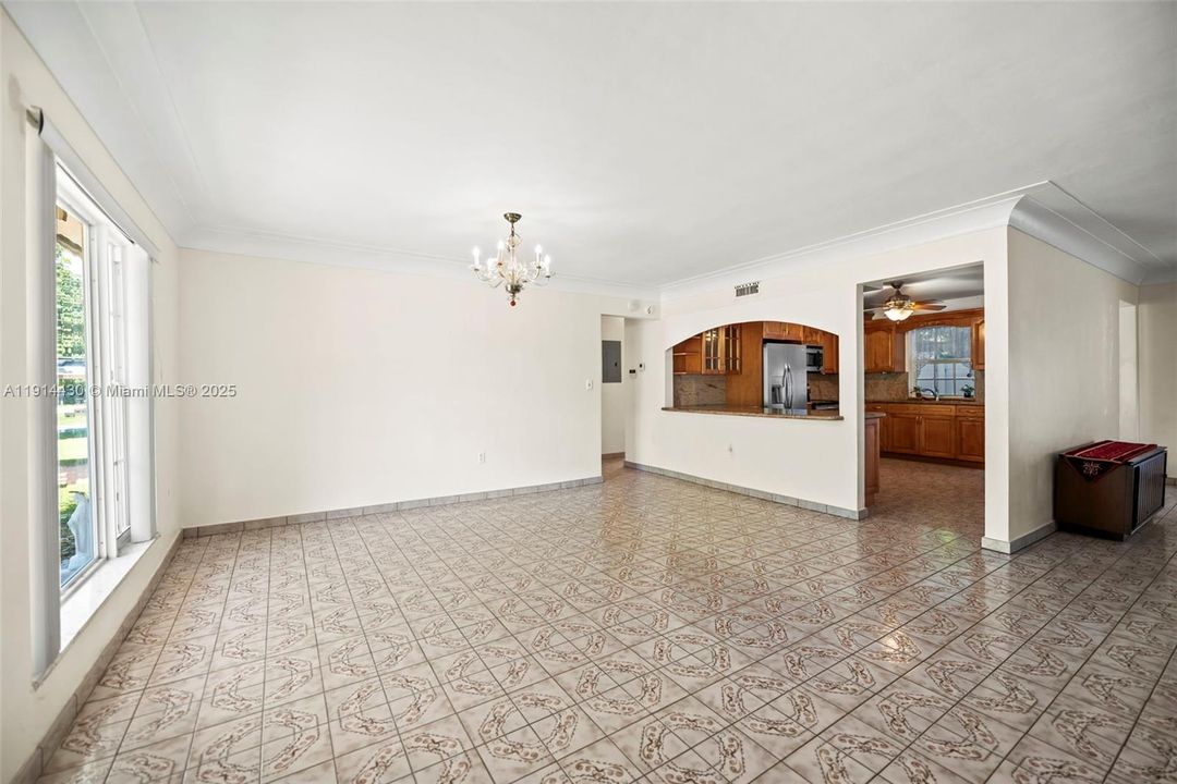 En Venta: $985,000 (3 camas, 2 baños, 1800 Pies cuadrados)