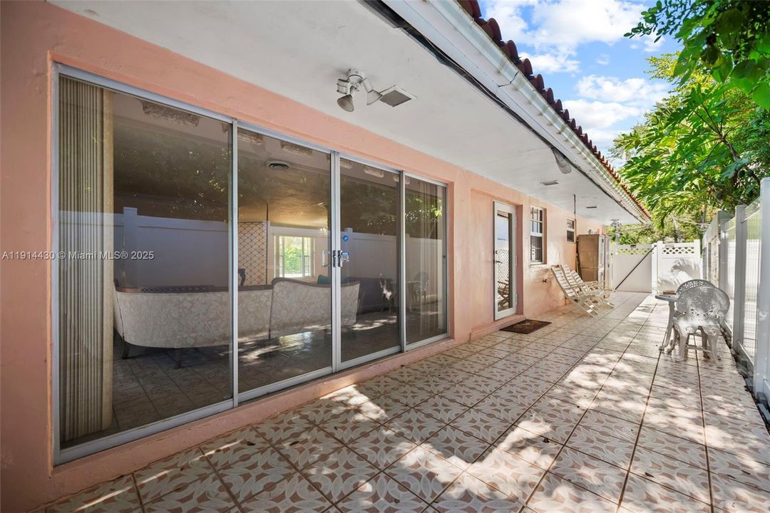 En Venta: $985,000 (3 camas, 2 baños, 1800 Pies cuadrados)