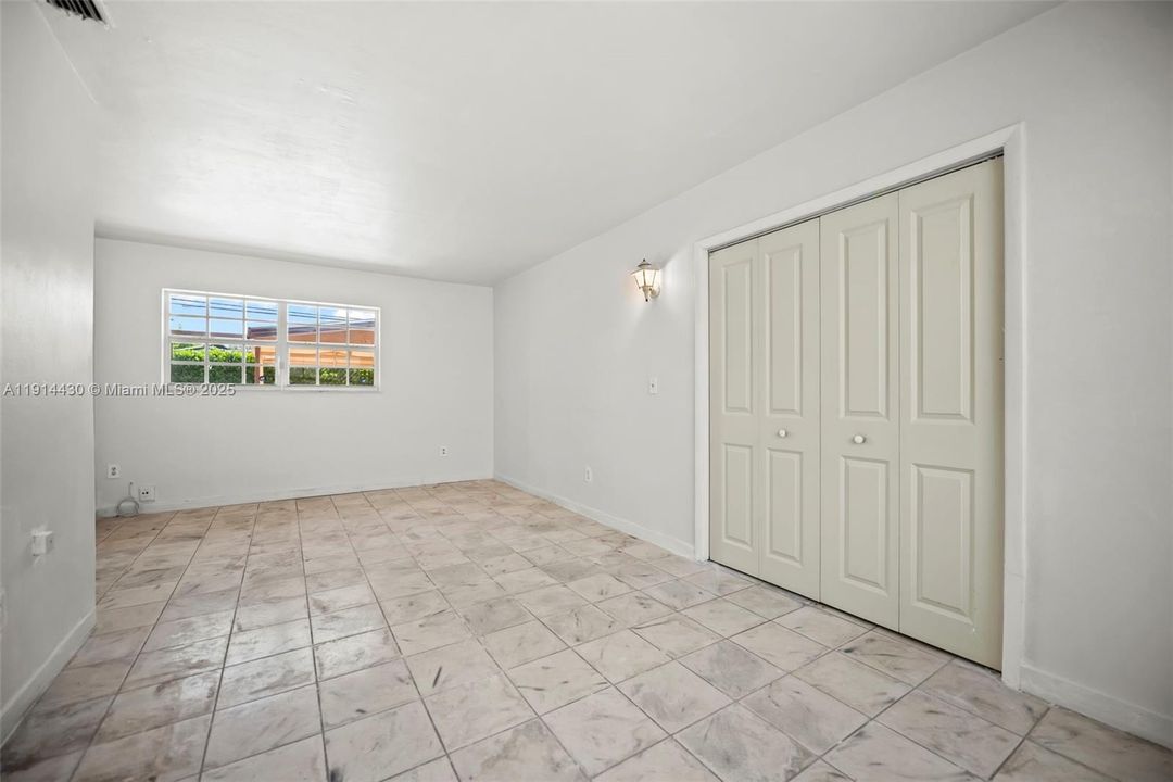 En Venta: $985,000 (3 camas, 2 baños, 1800 Pies cuadrados)