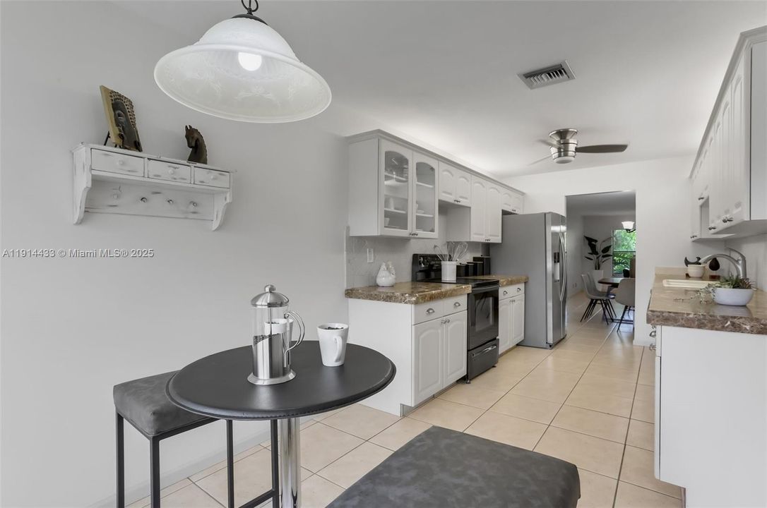 待售: $385,000 (3 贝兹, 2 浴室, 2084 平方英尺)