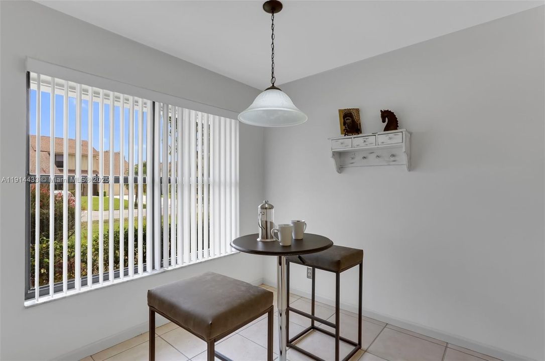 待售: $385,000 (3 贝兹, 2 浴室, 2084 平方英尺)