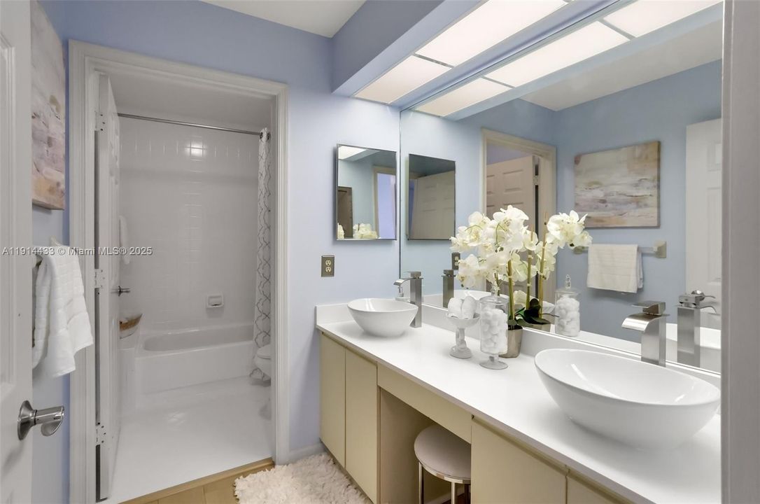 待售: $385,000 (3 贝兹, 2 浴室, 2084 平方英尺)