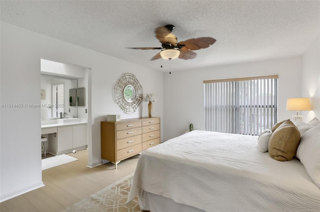 待售: $385,000 (3 贝兹, 2 浴室, 2084 平方英尺)