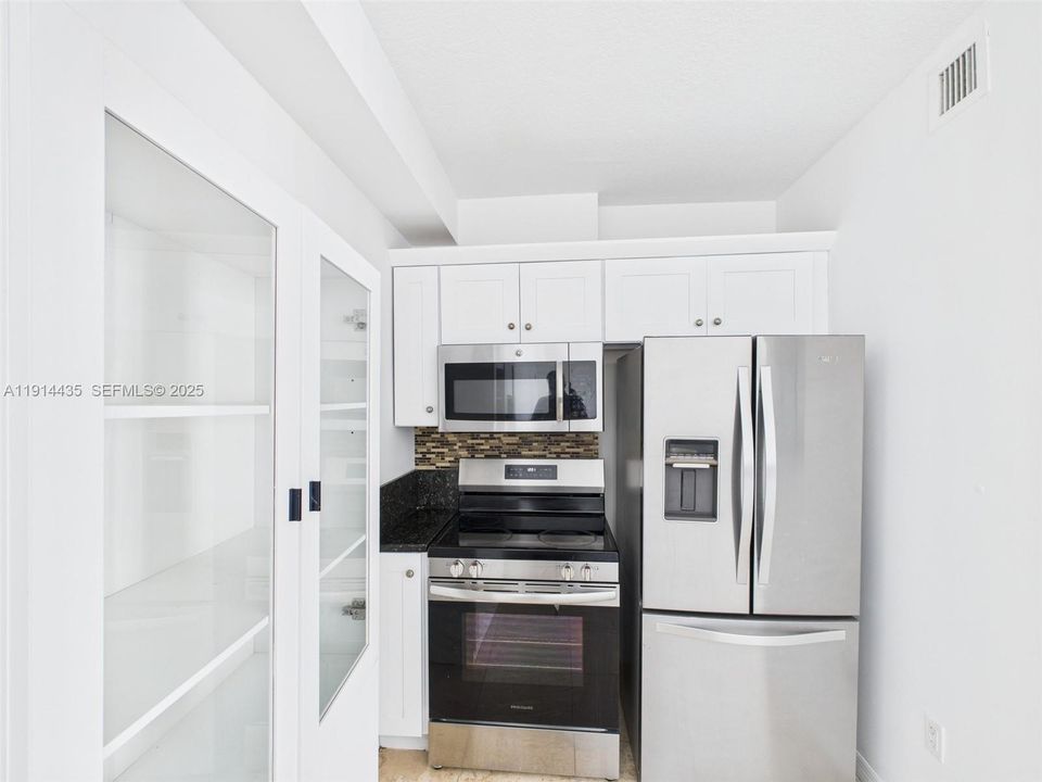 For Rent: $2,300 (1 beds, 1 baths, 40545 Square Feet)