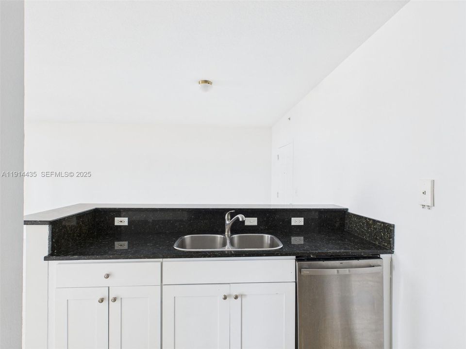 For Rent: $2,300 (1 beds, 1 baths, 40545 Square Feet)