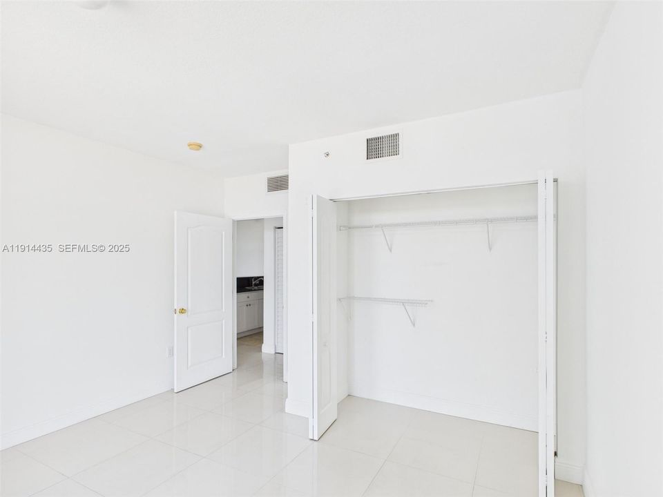 For Rent: $2,300 (1 beds, 1 baths, 40545 Square Feet)