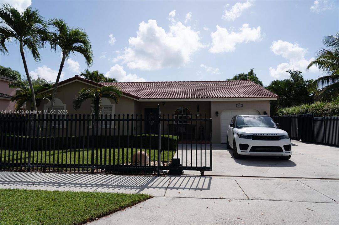 Active With Contract: $3,450 (3 beds, 2 baths, 1472 Square Feet)