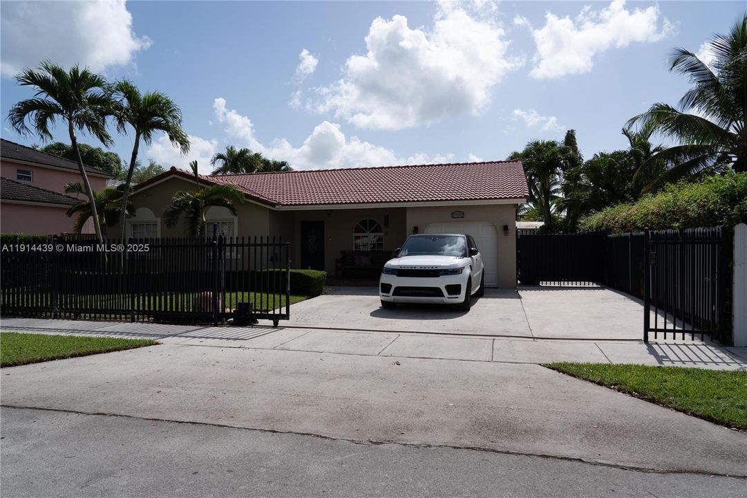 Active With Contract: $3,450 (3 beds, 2 baths, 1472 Square Feet)