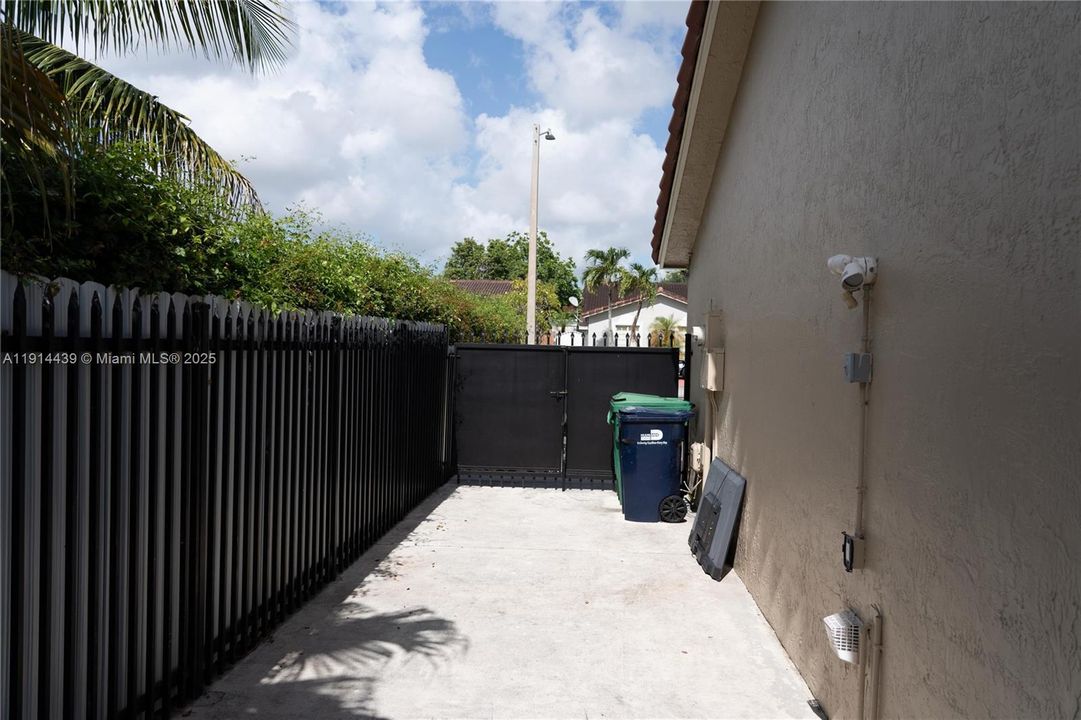 Active With Contract: $3,450 (3 beds, 2 baths, 1472 Square Feet)