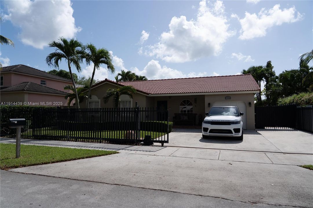 Active With Contract: $3,450 (3 beds, 2 baths, 1472 Square Feet)