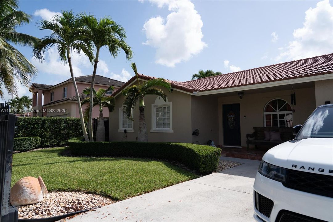 Active With Contract: $3,450 (3 beds, 2 baths, 1472 Square Feet)