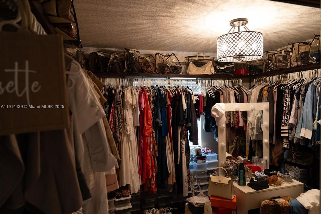 Active With Contract: $3,450 (3 beds, 2 baths, 1472 Square Feet)