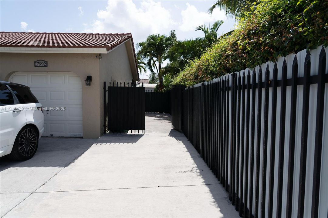 Active With Contract: $3,450 (3 beds, 2 baths, 1472 Square Feet)
