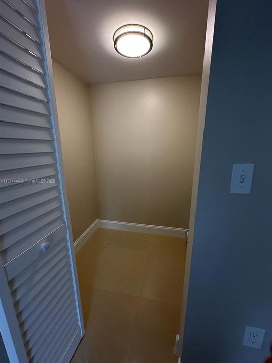 For Sale: $99,520 (1 beds, 1 baths, 833 Square Feet)