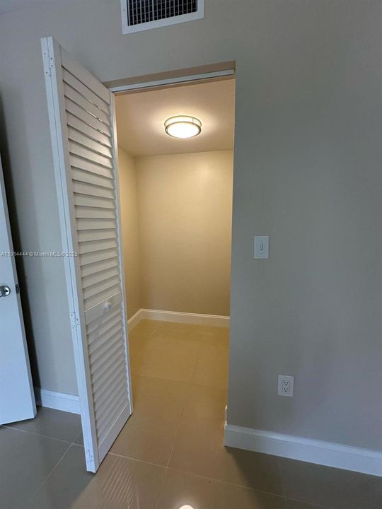 For Sale: $99,520 (1 beds, 1 baths, 833 Square Feet)