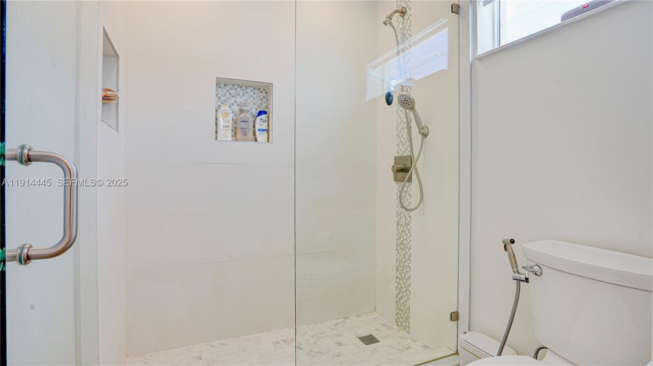 For Sale: $995,000 (3 beds, 2 baths, 1970 Square Feet)