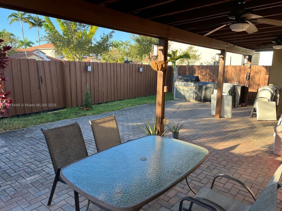 合同活跃: $4,300 (4 贝兹, 2 浴室, 1755 平方英尺)