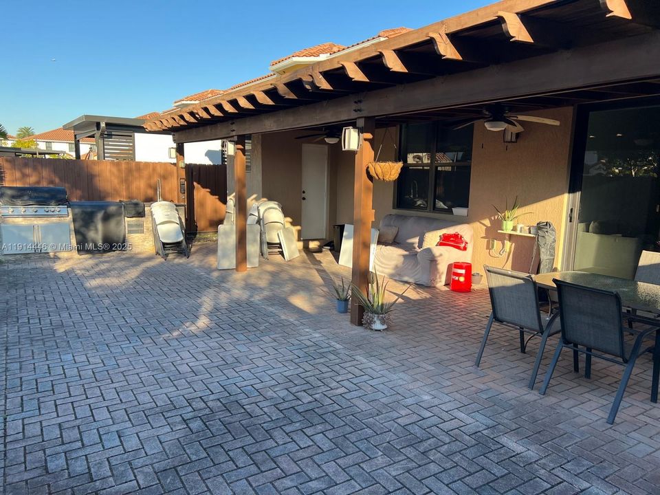 合同活跃: $4,300 (4 贝兹, 2 浴室, 1755 平方英尺)