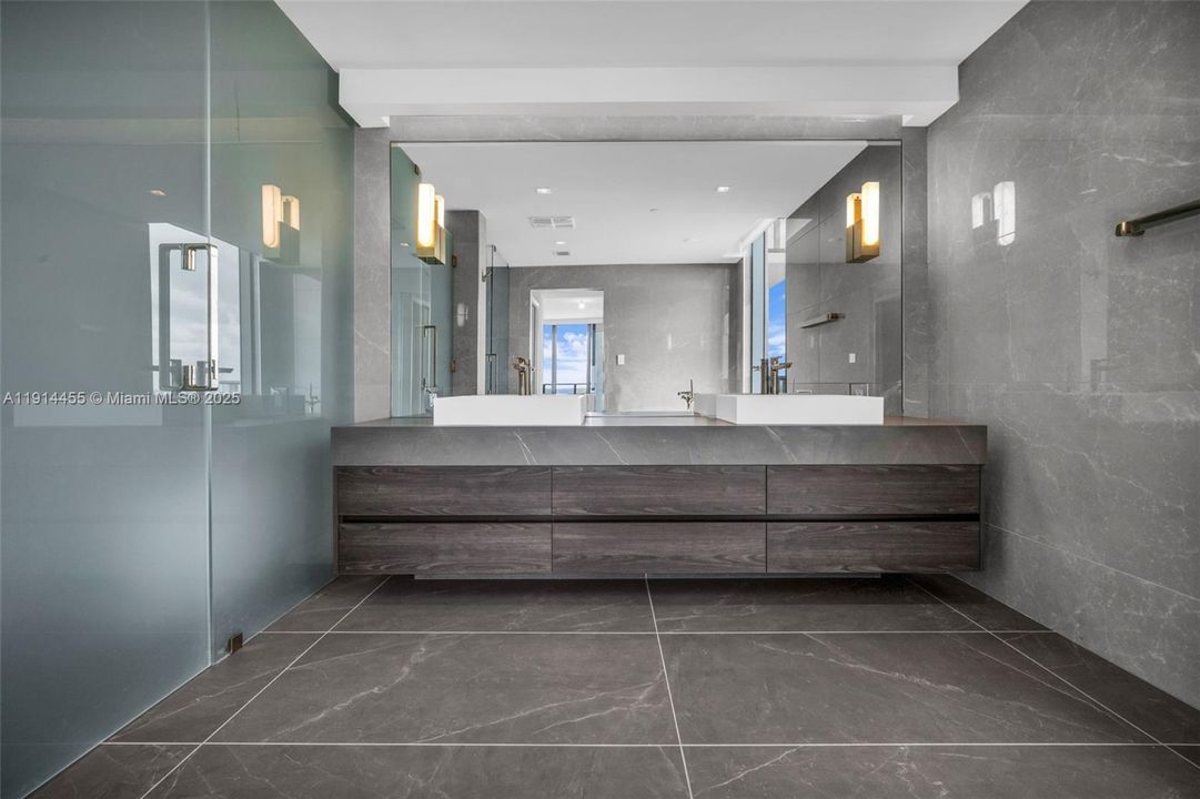 For Sale: $3,575,000 (3 beds, 3 baths, 2589 Square Feet)