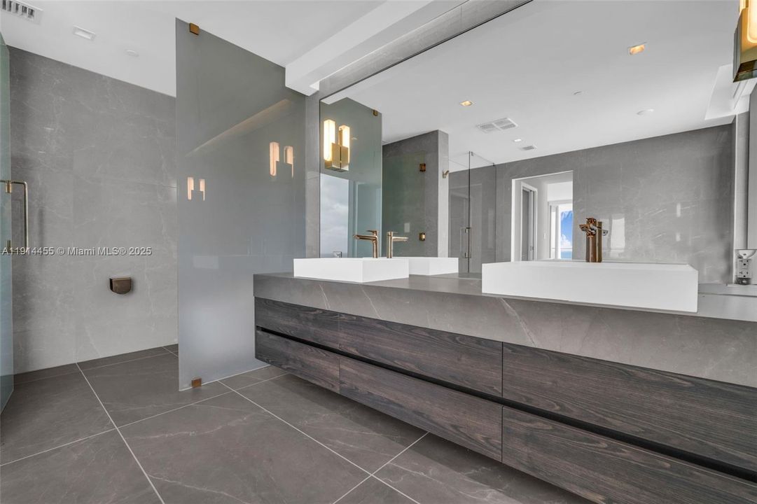 For Sale: $3,575,000 (3 beds, 3 baths, 2589 Square Feet)