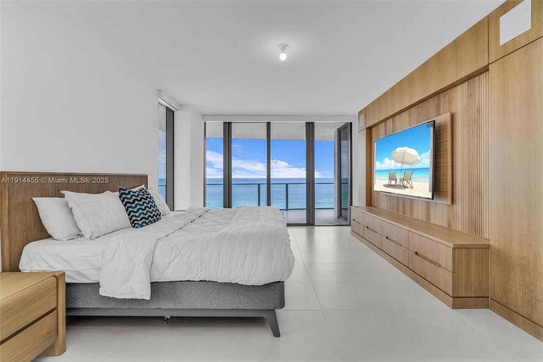 For Sale: $3,575,000 (3 beds, 3 baths, 2589 Square Feet)