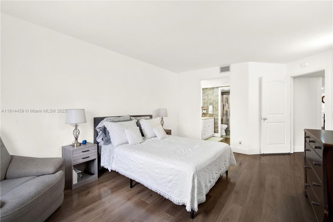 For Sale: $310,000 (2 beds, 2 baths, 1417 Square Feet)