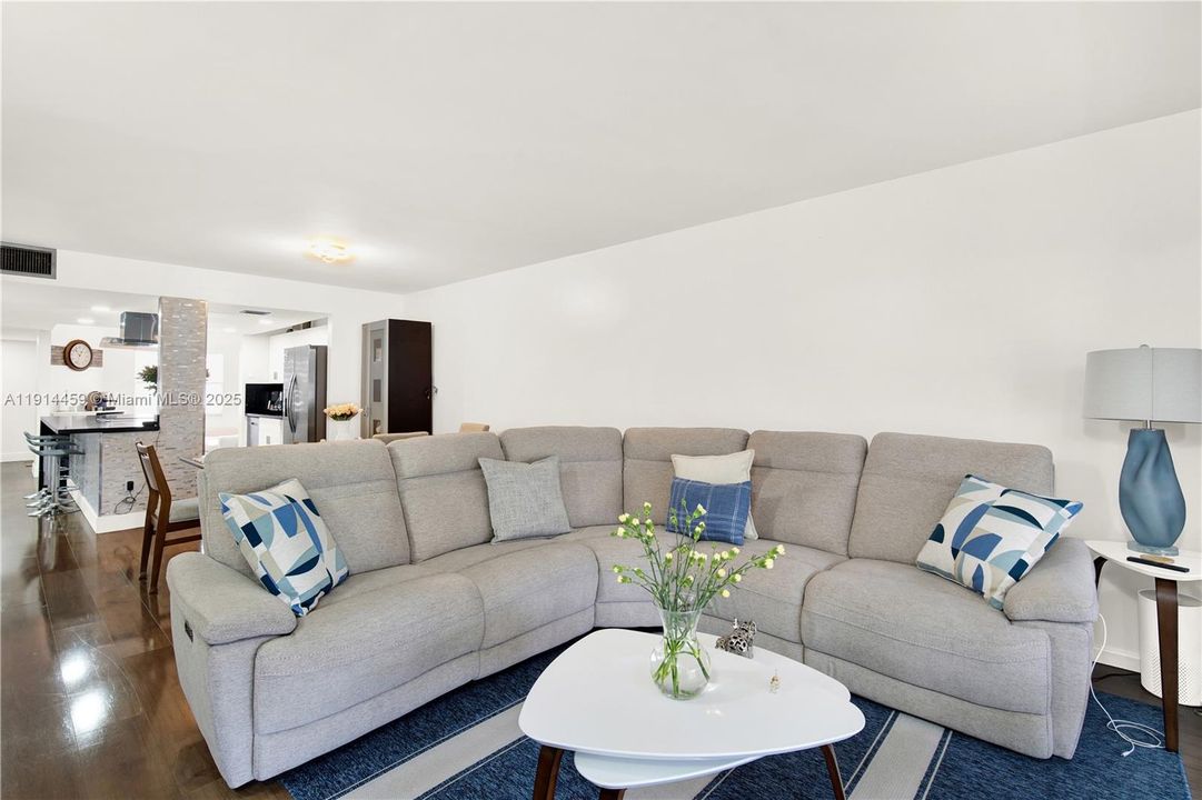 For Sale: $310,000 (2 beds, 2 baths, 1417 Square Feet)