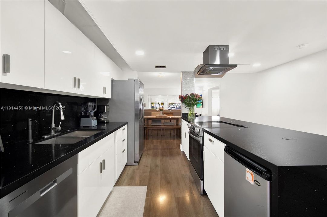 For Sale: $310,000 (2 beds, 2 baths, 1417 Square Feet)