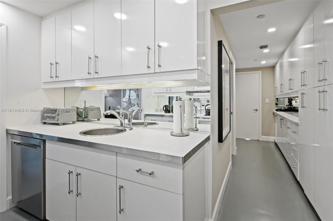 出租: $10,000 (2 贝兹, 2 浴室, 2060 平方英尺)