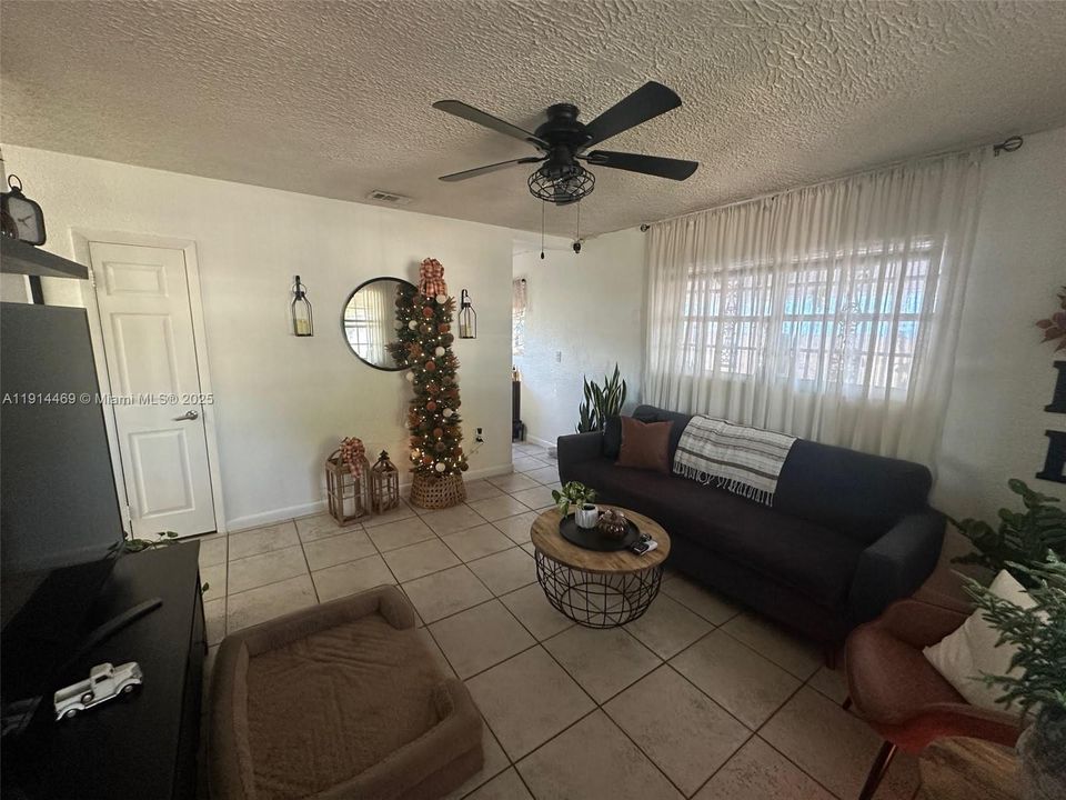 Active With Contract: $395,000 (3 beds, 1 baths, 920 Square Feet)