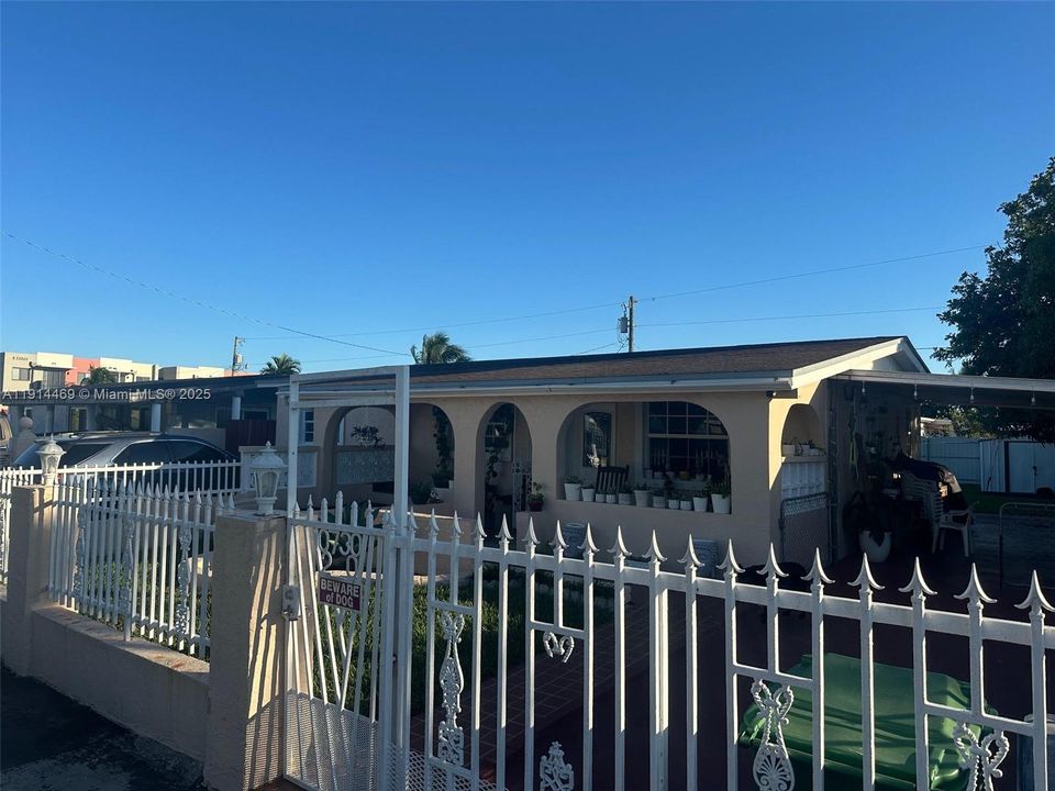 Active With Contract: $395,000 (3 beds, 1 baths, 920 Square Feet)