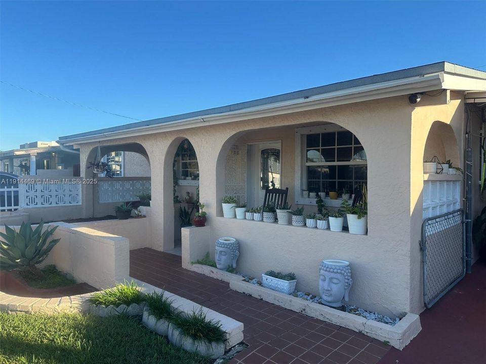 Active With Contract: $395,000 (3 beds, 1 baths, 920 Square Feet)