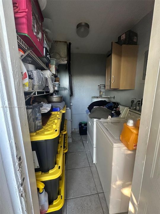 Active With Contract: $395,000 (3 beds, 1 baths, 920 Square Feet)