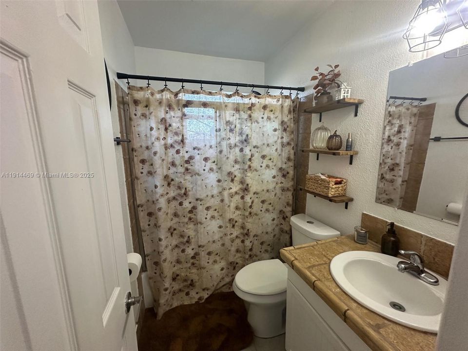 Active With Contract: $395,000 (3 beds, 1 baths, 920 Square Feet)