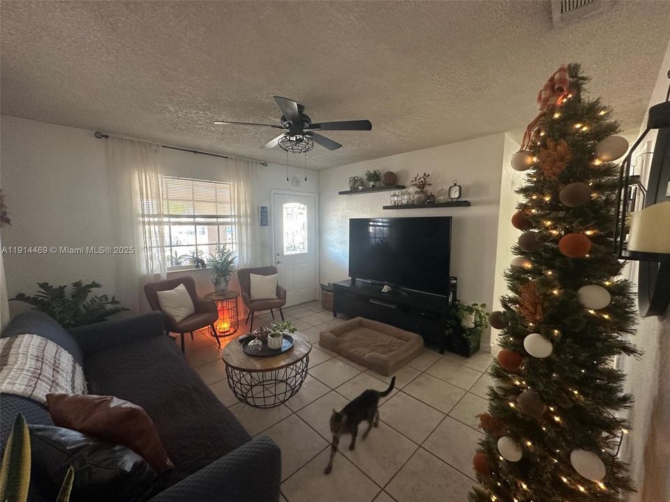 Active With Contract: $395,000 (3 beds, 1 baths, 920 Square Feet)