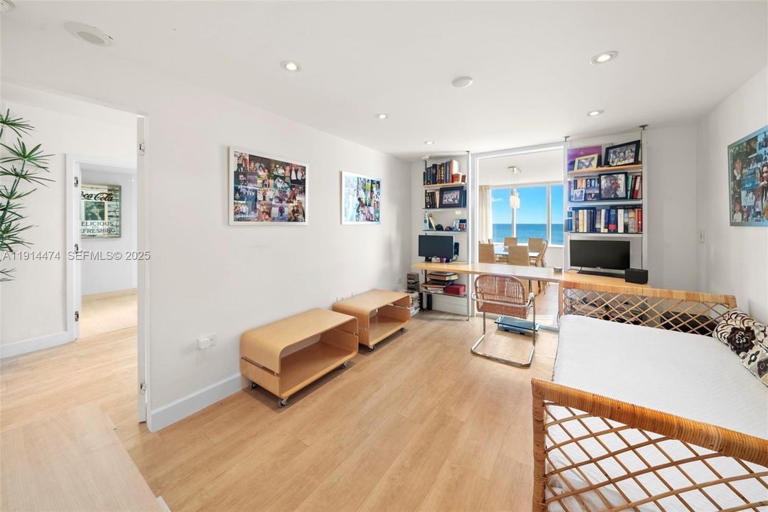 En-Suite BR or office w full bath