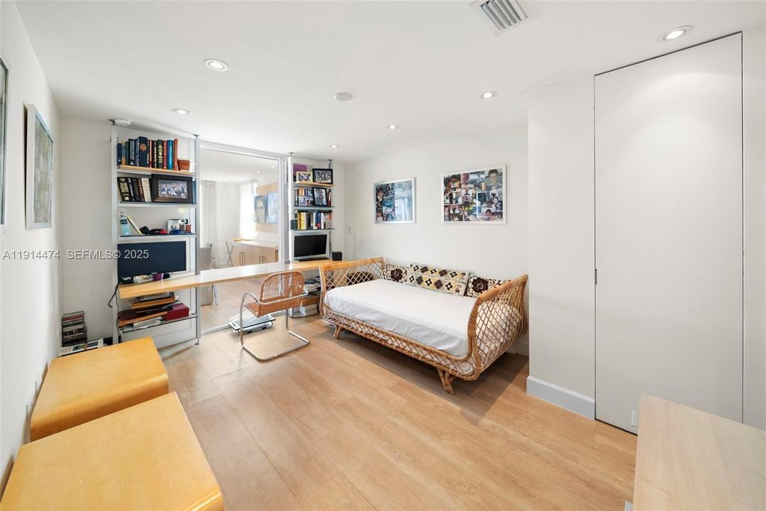 En-Suite BR or office w full bath