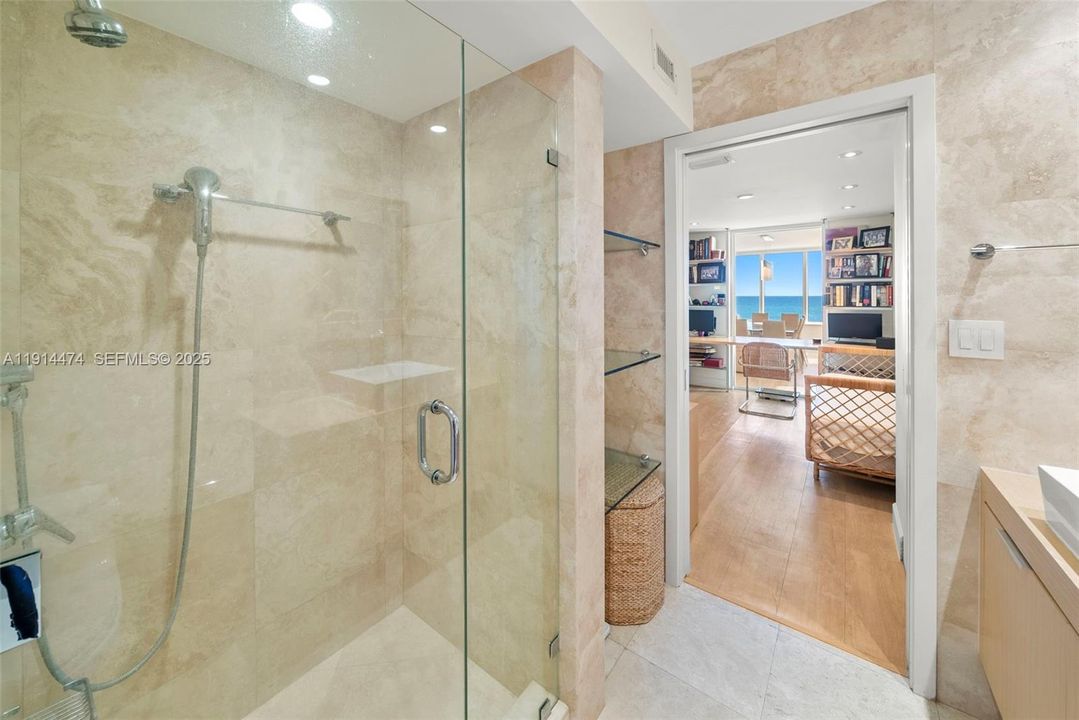 En-Suite BR or office w full bath