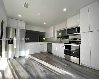 For Rent: $4,400 (4 beds, 2 baths, 2079 Square Feet)