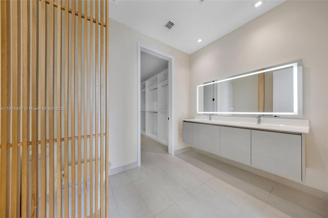 For Sale: $654,900 (1 beds, 1 baths, 738 Square Feet)