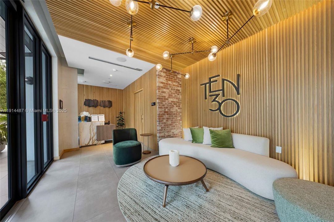 For Sale: $654,900 (1 beds, 1 baths, 738 Square Feet)