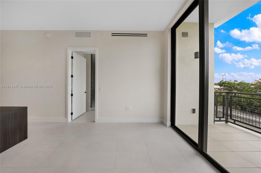 For Sale: $654,900 (1 beds, 1 baths, 738 Square Feet)