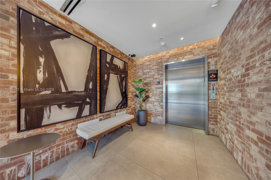 For Sale: $654,900 (1 beds, 1 baths, 738 Square Feet)