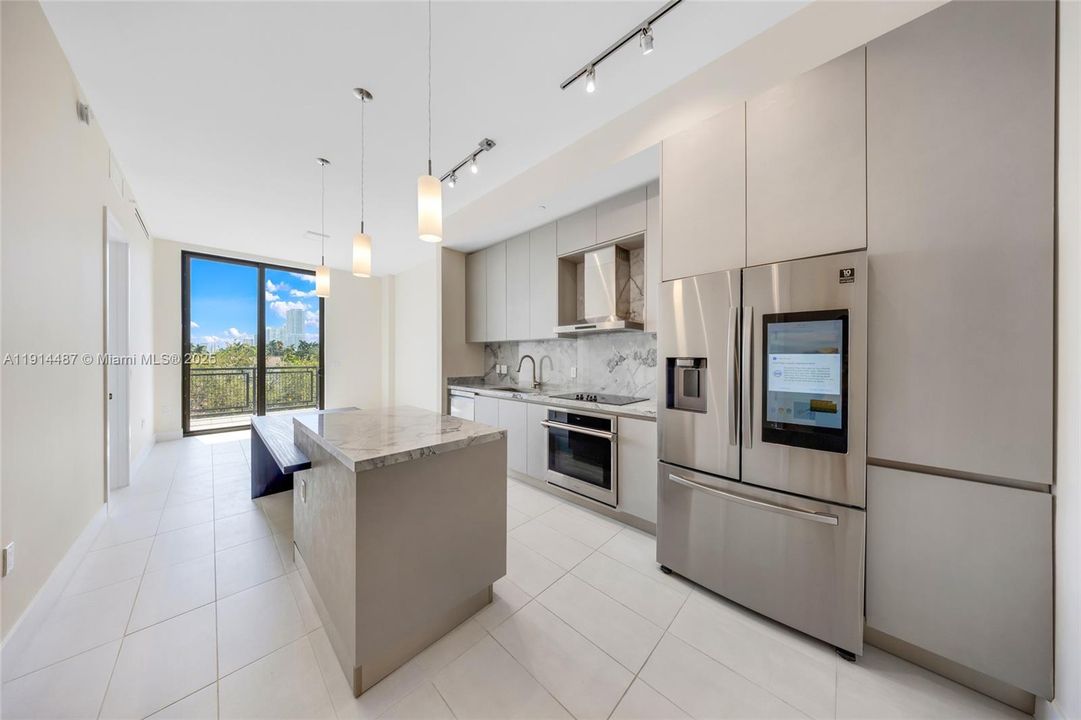 For Sale: $654,900 (1 beds, 1 baths, 738 Square Feet)