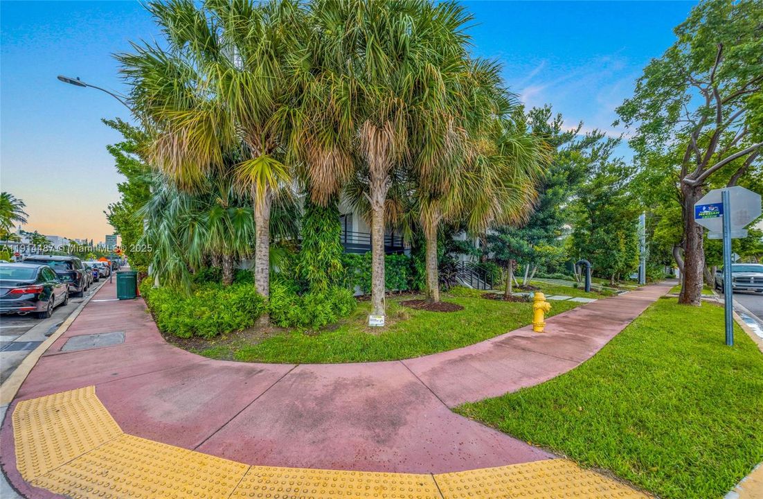 For Sale: $654,900 (1 beds, 1 baths, 738 Square Feet)