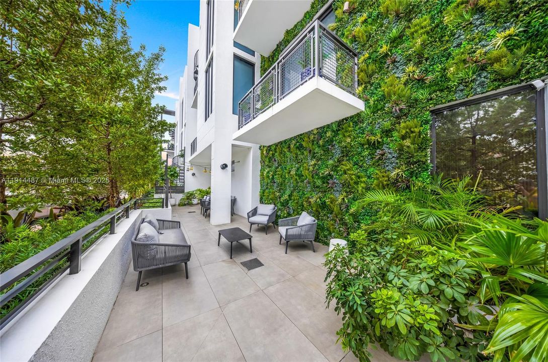 For Sale: $654,900 (1 beds, 1 baths, 738 Square Feet)