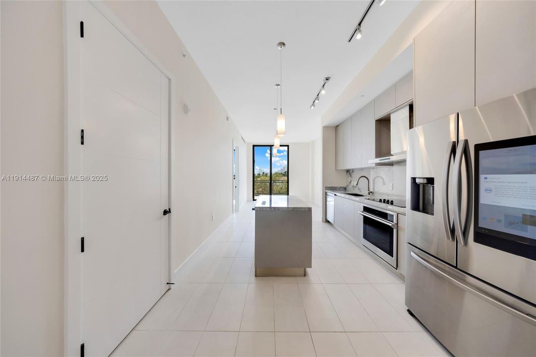For Sale: $654,900 (1 beds, 1 baths, 738 Square Feet)