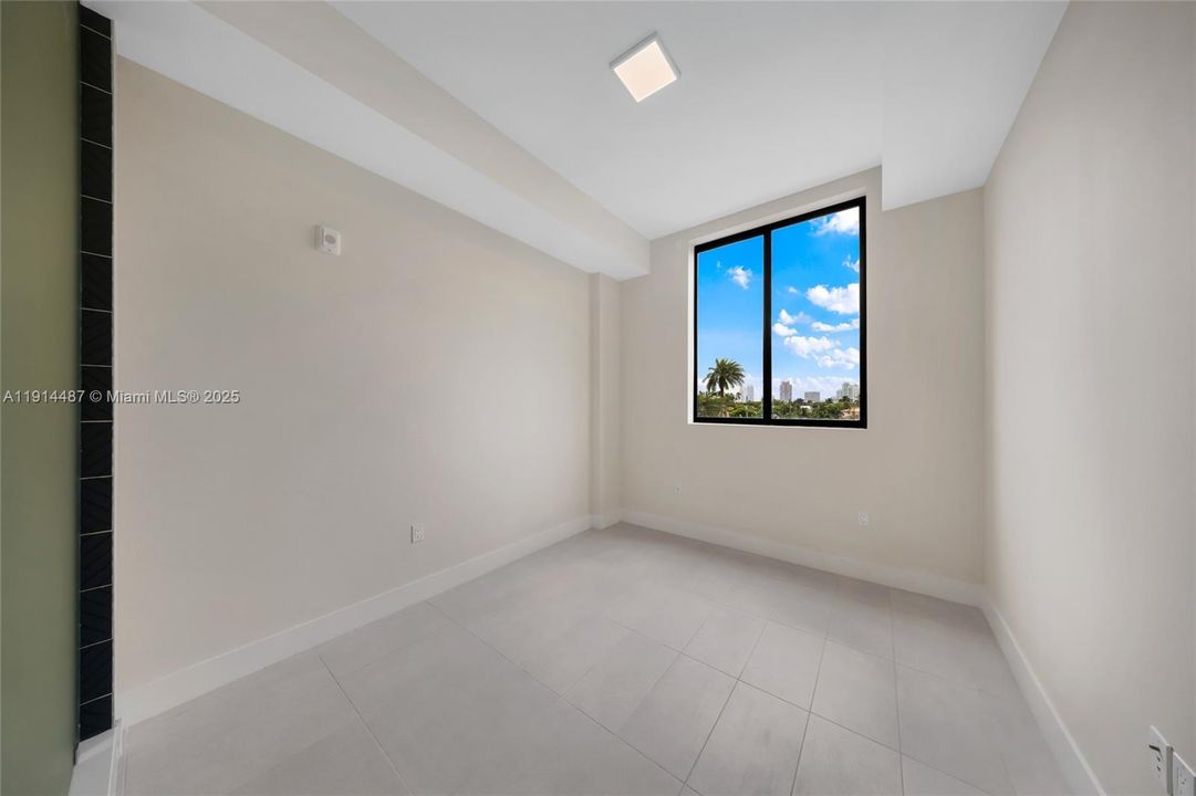 For Sale: $654,900 (1 beds, 1 baths, 738 Square Feet)