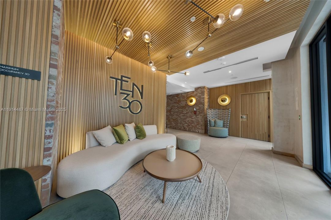 For Sale: $654,900 (1 beds, 1 baths, 738 Square Feet)