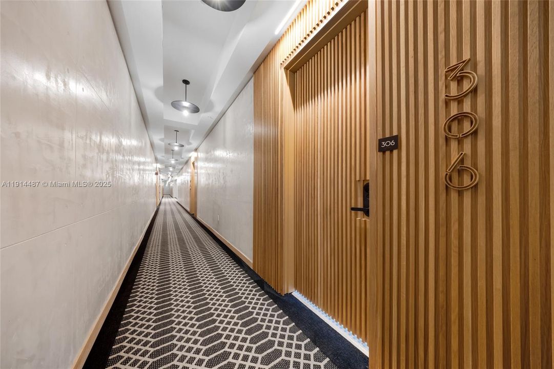 For Sale: $654,900 (1 beds, 1 baths, 738 Square Feet)